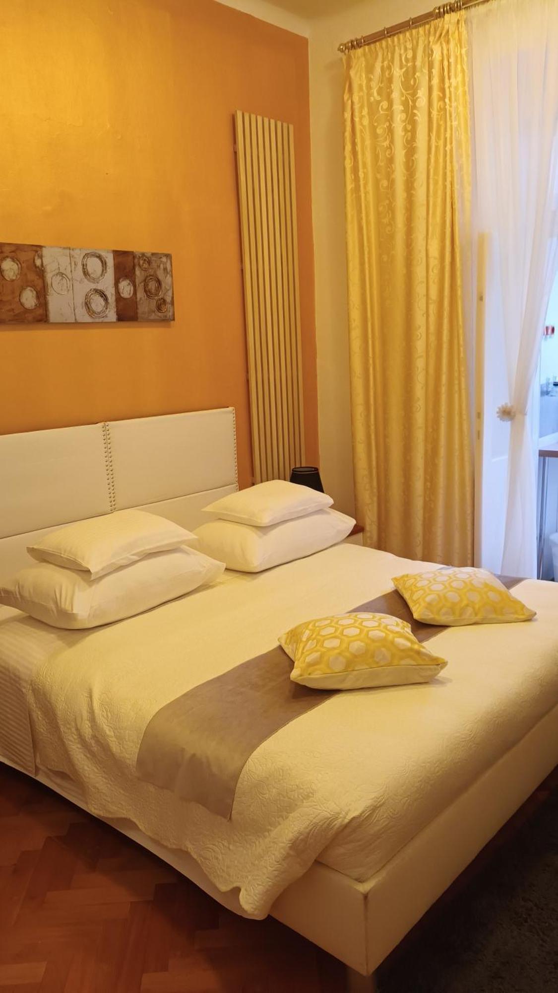 Guesthouse Vrlic สปลิท ภายนอก รูปภาพ