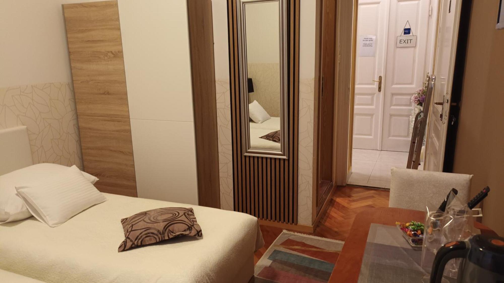 Guesthouse Vrlic สปลิท ภายนอก รูปภาพ